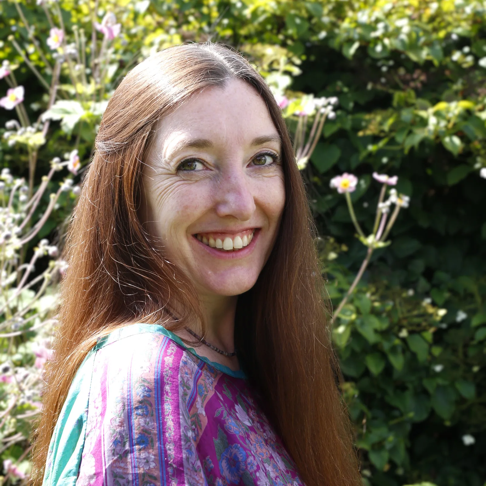 Porträt von Nicole Krämer, Ayurveda-Expertin und Autorin, im Garten